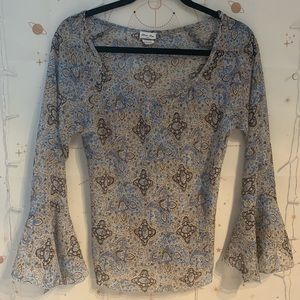 Super cute paisley bell sleeve top🌸